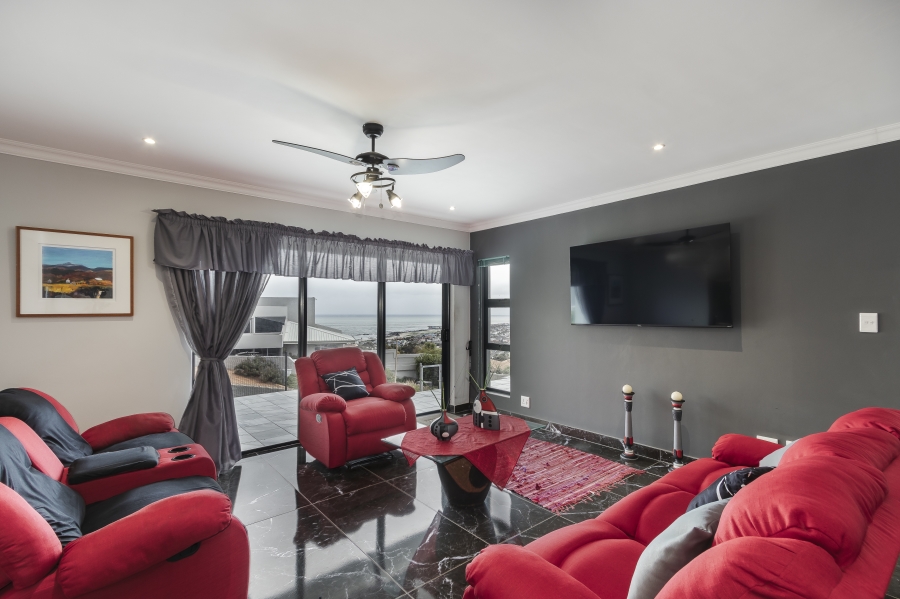 3 Bedroom Property for Sale in Mountainside Western Cape